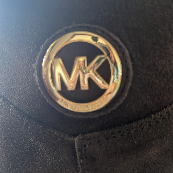 MK brown Winter booties w/ gold hardware size 8: Leather, rubber sole, sheep fur - Picture 2 of 5